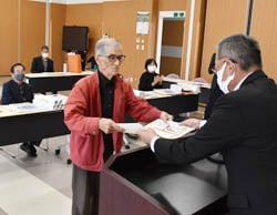 賞状を受け取る最優秀賞を受賞した仲田さん