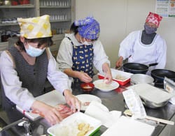 「豚肉とリンゴのロールフライ」を作る参加者