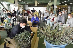 荷造りの方法を実演する営農技術員