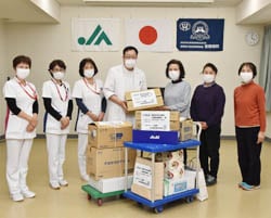 新聞箱を贈呈した女性部員