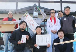 最優秀賞を受賞した青年部今井支部と審査委員ら