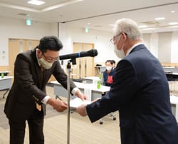 認定書を受け取る神田さん