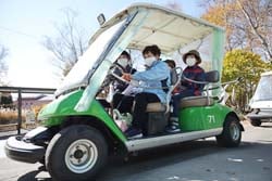 富士見高原リゾートの目玉「天空カート」に乗車して、頂上へ向かう部員