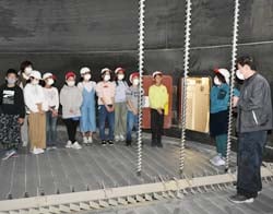 大型乾燥機で勝野課長代理（右）の説明を聞く児童ら