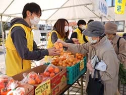 新鮮な農産物を求めて、多くの人が来所した岡谷市収穫祭