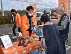 「いちだヨーグルト」を手渡し高森町をPRする職員
