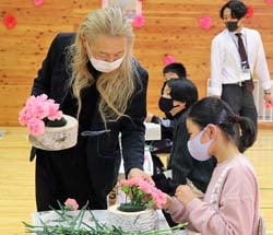 假屋崎さんから生け方を教わる児童