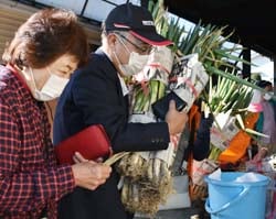 吉蔵ねぎを買い求める来場者