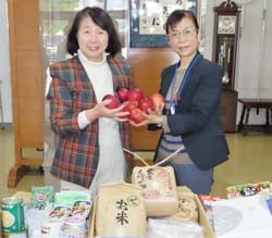 村松副学校長（右）に食品を手渡す今井会長