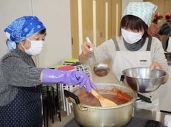 栄養満点のトマトソースづくりを行う受講生