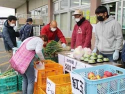 農産物の特売イベントを楽しむ客