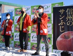 アグリながぬまで地元農産物をPRする荻原市長（右）寺沢議長（左）宮澤組合長（中））
