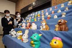 歴代の貯金箱がずらりと並んだ「JAバンク干支の貯金箱展」