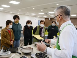 講師から調理方法を教わる参加者