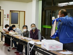天然ぶりの切り身を見ながら研修を受ける参加者