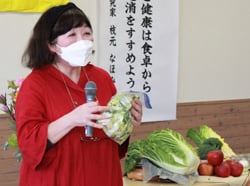 安全な地元農産物の活用を呼び掛ける料理研究家の枝元さん