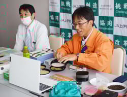 白米を見せながら説明する小出係長