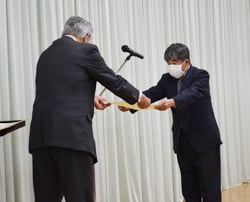 賞状を受け取る小川さん