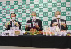 ワッフル3姉妹をPRするJA上伊那の役員
