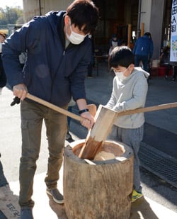 協力してもちつきを行った