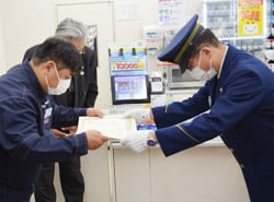 駒ヶ根警察署長から感謝状を受け取る小松店長