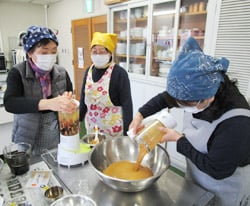焼肉のたれ作りに挑戦する参加者