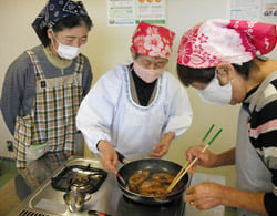 フライパンで鯉の旨煮を作る参加者（11月8日、上田市真田町長）