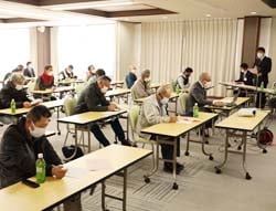 今年度を振り返り、来年度に向け意志統一を図ったトルコギキョウ部会の反省検討会