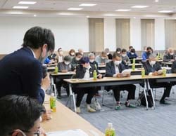 全農長野の担当者から説明を受ける生産者たち