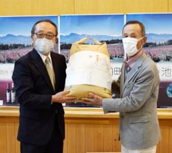 米を寄贈する同JA池田地区総代会の桜井会長（右）と寄贈を受けた中嶋会長（左）