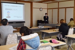 簿記の重要性を説明する高橋さん