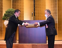土屋陽一市長（左）から表彰状を受け取る田中さん（右）