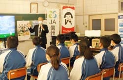 ジョブギャラリー　キラッと茅野にJA信州諏訪ブースを出展し、JAと農業について説明する白鳥統括初冬