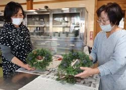 クリスマスリースづくりを楽しむ受講生