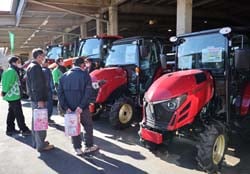 最新トラクターなど、多くの商品が並んだ大商談会