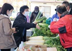 野菜を買い求める来場者（11月13日、御代田町・JA伍賀事務所野菜集送センターで）