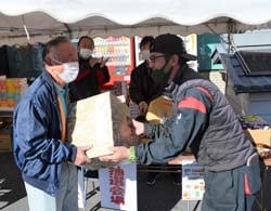 1等の商品を嬉しそうに受け取る男性