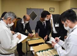 出品されたきのこの品質などを確かめる審査員（11月19日、上田市殿城）