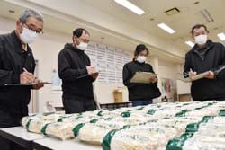 品質検査を行う生産者