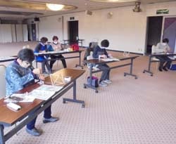 ヒンメリ作りに挑戦する参加者