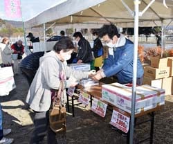 エーコープみそを買い求める来場者