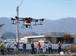 農業用ドローン実演を見守る参加者