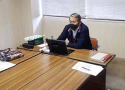 オンラインで学生の質問に答える西澤さん