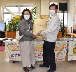 富澤繁男営農部長（右）が訪問し寄贈