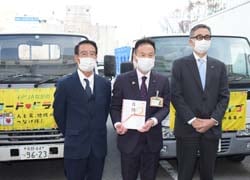目録を受け取った吉沢局長（中央）と斉藤常務（右）と原山部会長（左）