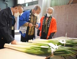 審査する松木所長（左）日䑓村長（中）荻原理事（右）