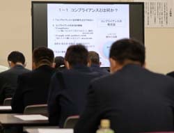 研修を受ける職員たち