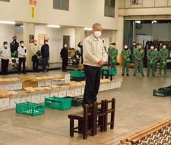 市場関係者にリンゴ「サンふじ」をPRする眞島組合長