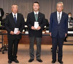 人命救助を行った小林さん（真ん中）と堀内さん（左）