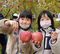 収穫を喜ぶ児童ら